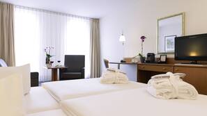 Allergikerbettwaren, Minibar, Zimmersafe, Schreibtisch