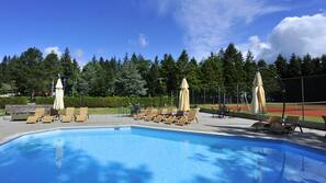 Innenpool, Außenpool, Sonnenschirme, Liegestühle