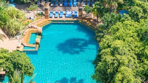 Kolam renang outdoor, dengan payung kolam renang