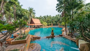 Kolam renang outdoor, dengan payung kolam renang