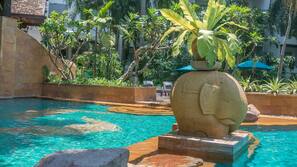 Kolam renang outdoor, dengan payung kolam renang