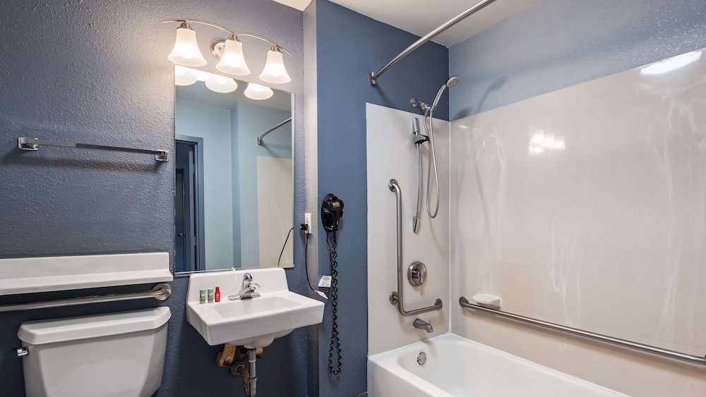 Bathroom, SureStay Plus Hotel by Best Western Durham Medical Center