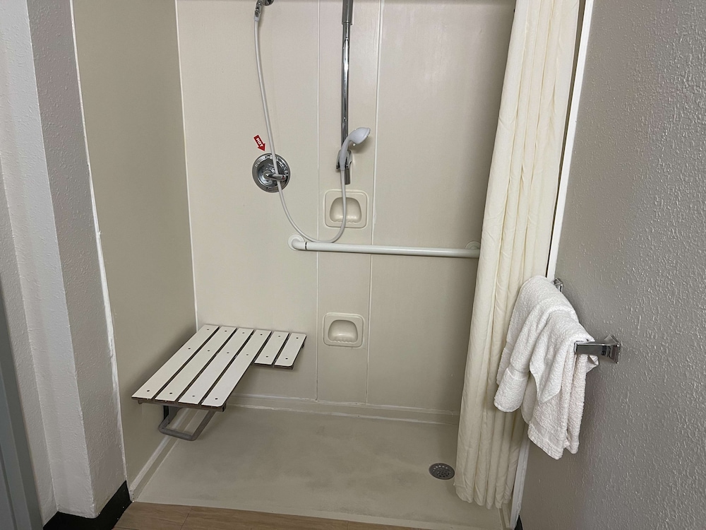 Bathroom, SureStay Plus Hotel by Best Western Durham Medical Center