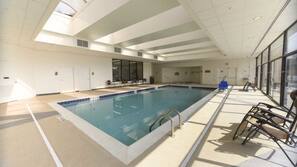 Una piscina cubierta