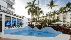 2 outdoor pools
