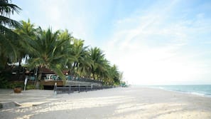 På stranden, strandhanddukar, massage på stranden och volleyboll