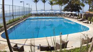 2 outdoor pools, pool umbrellas