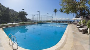 2 outdoor pools, pool umbrellas