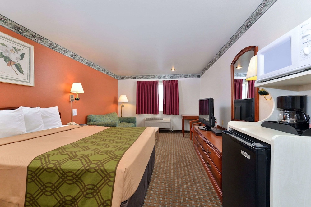 Econo Lodge Inn & Suites