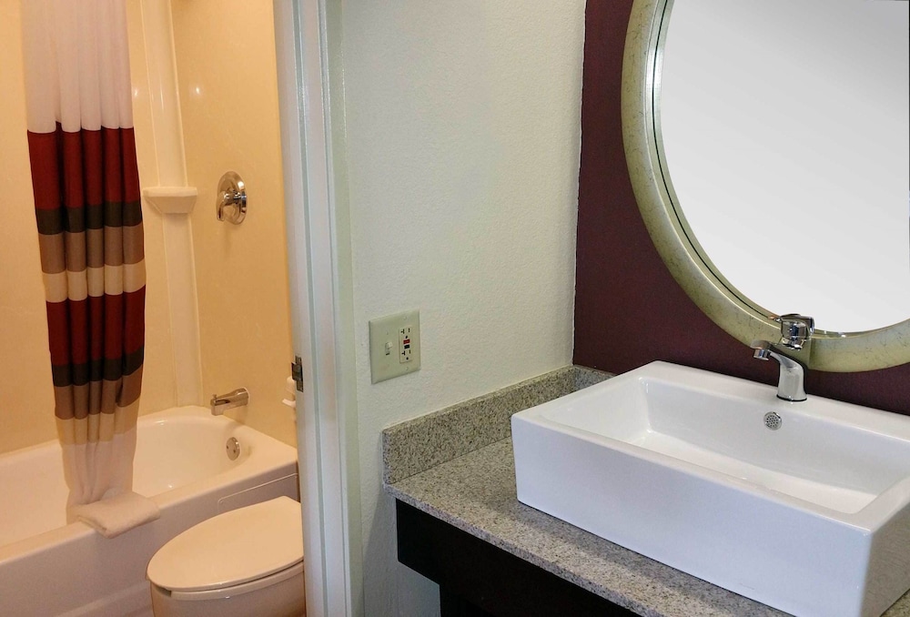 Bathroom, Red Roof Inn PLUS+ Chicago - Hoffman Estates