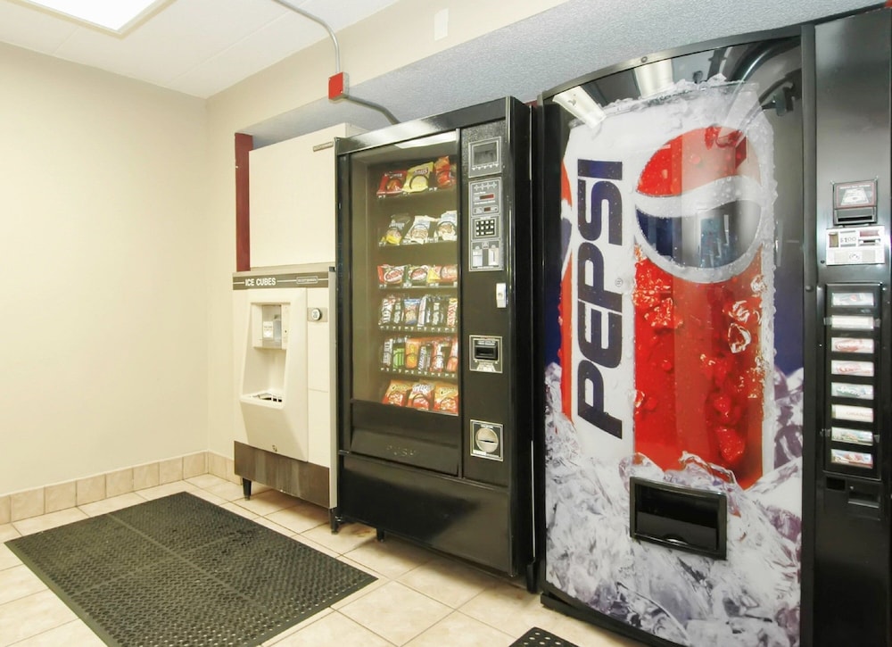 Vending machine, Red Roof Inn PLUS+ Chicago - Hoffman Estates