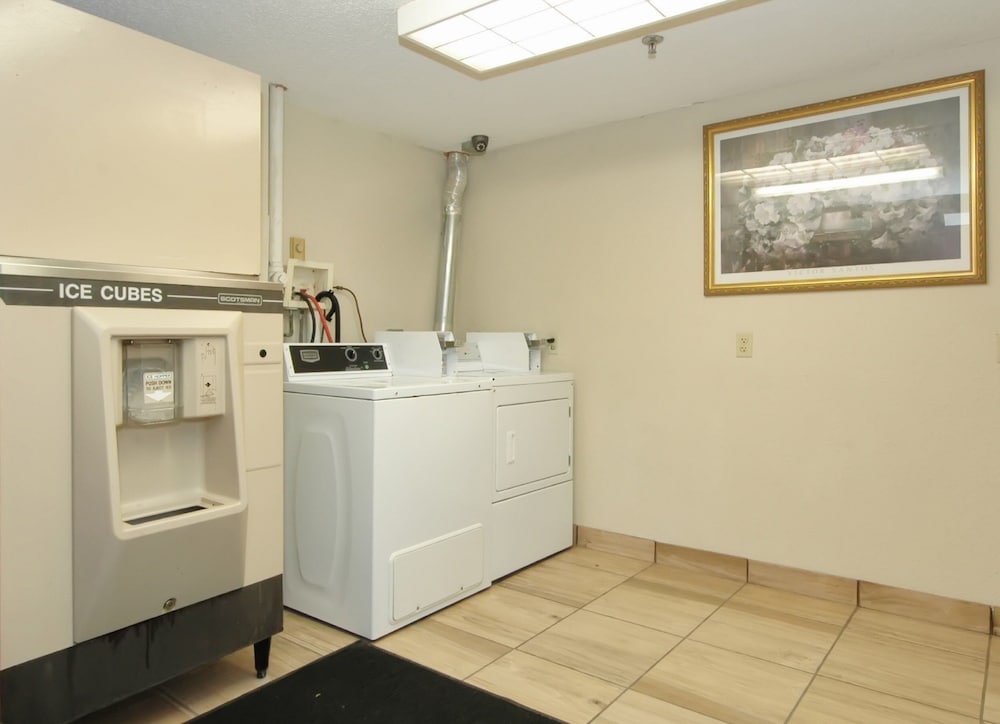 Laundry room, Red Roof Inn PLUS+ Chicago - Hoffman Estates