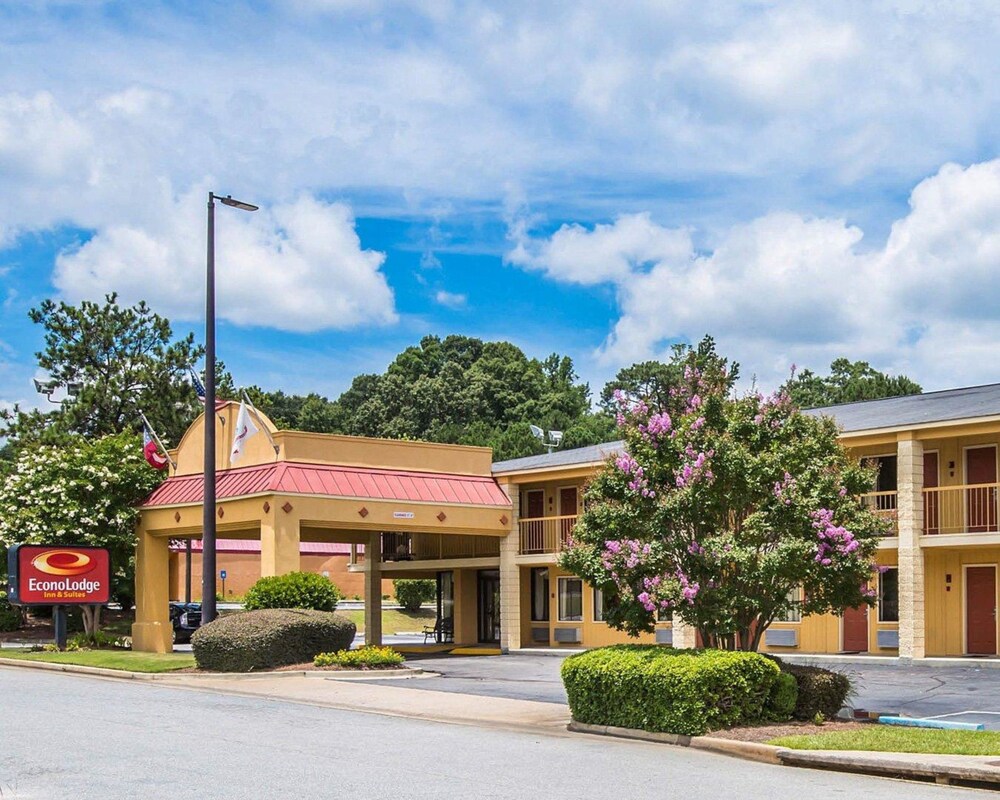 Econo Lodge Inn & Suites at Fort Benning