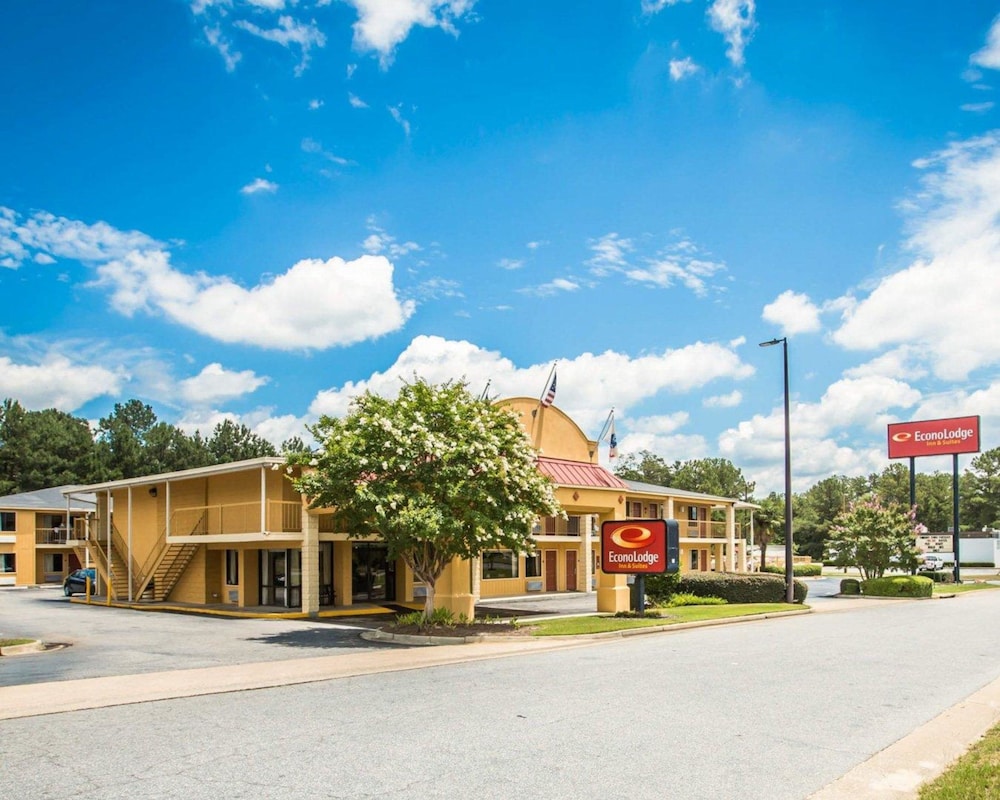 Econo Lodge Inn & Suites at Fort Benning