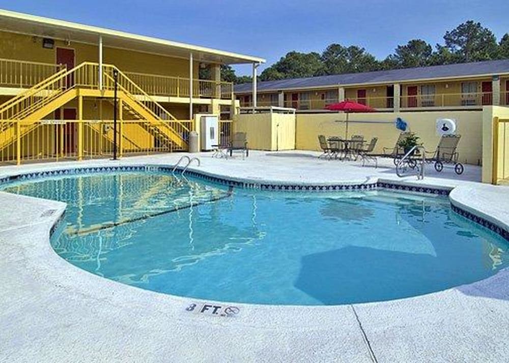 Econo Lodge Inn & Suites at Fort Benning