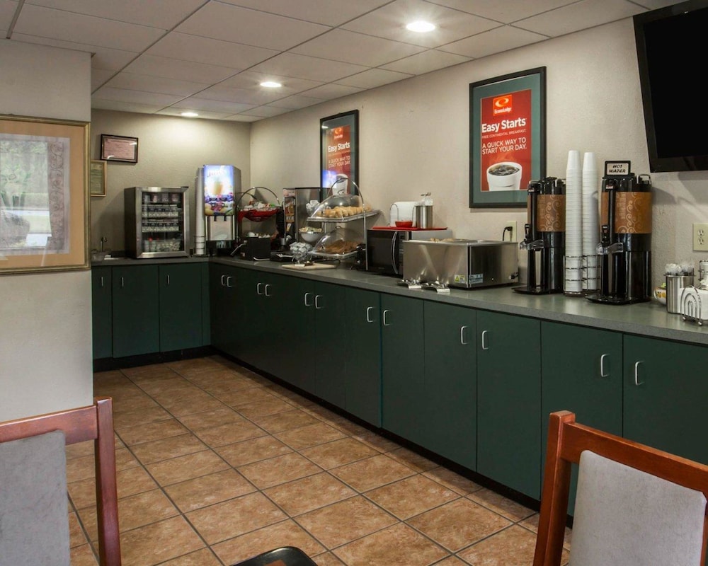 Econo Lodge Inn & Suites at Fort Benning