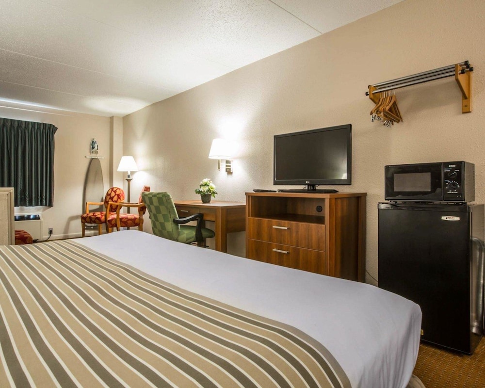 Econo Lodge Inn & Suites at Fort Benning