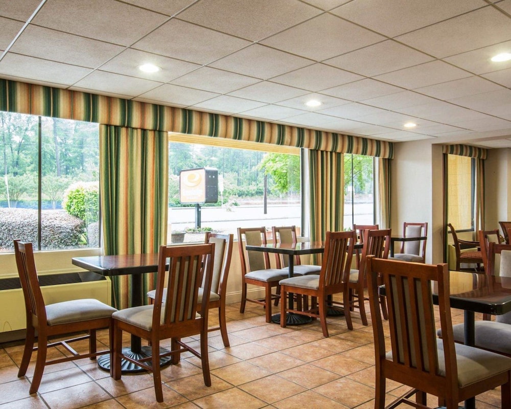 Econo Lodge Inn & Suites at Fort Benning