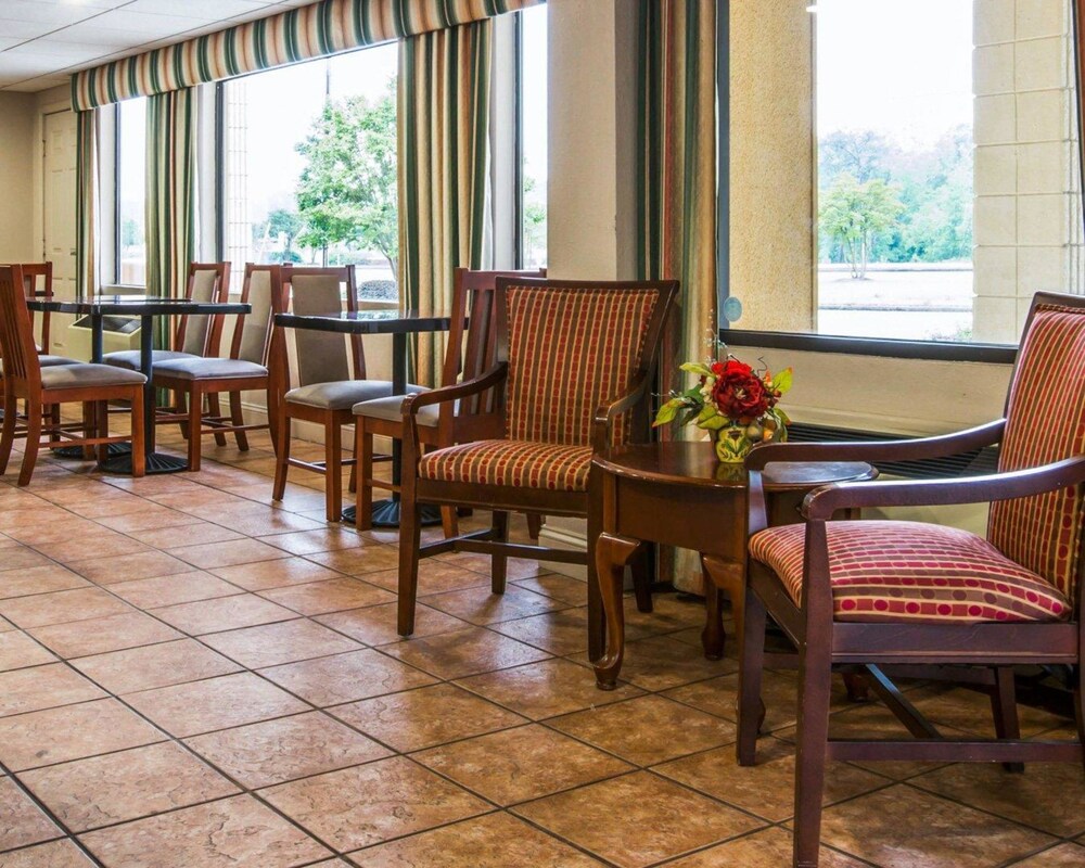 Econo Lodge Inn & Suites at Fort Benning