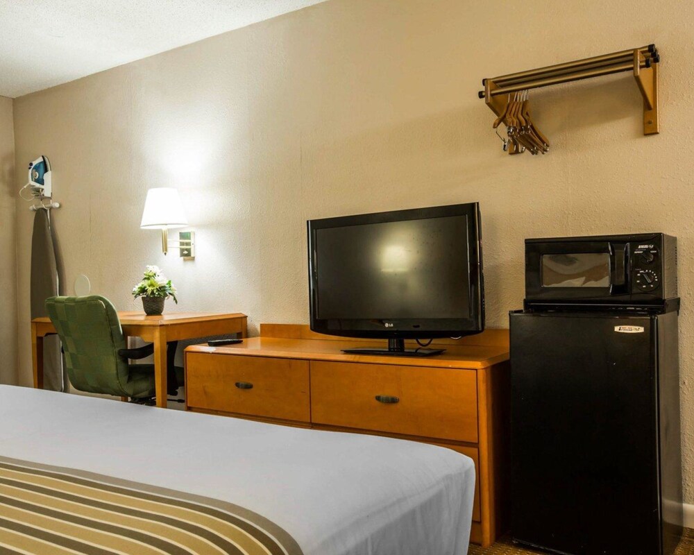 Econo Lodge Inn & Suites at Fort Benning