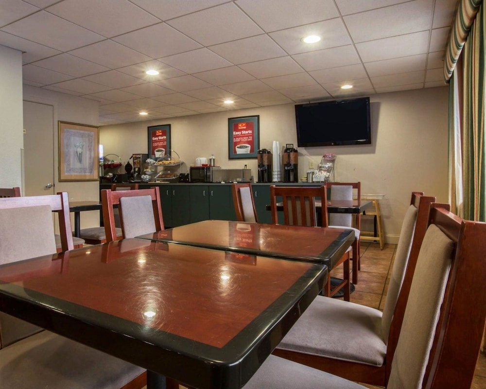 Econo Lodge Inn & Suites at Fort Benning