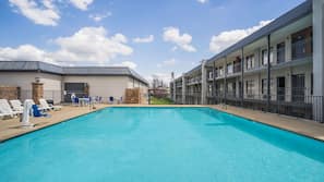 Una piscina al aire libre de temporada