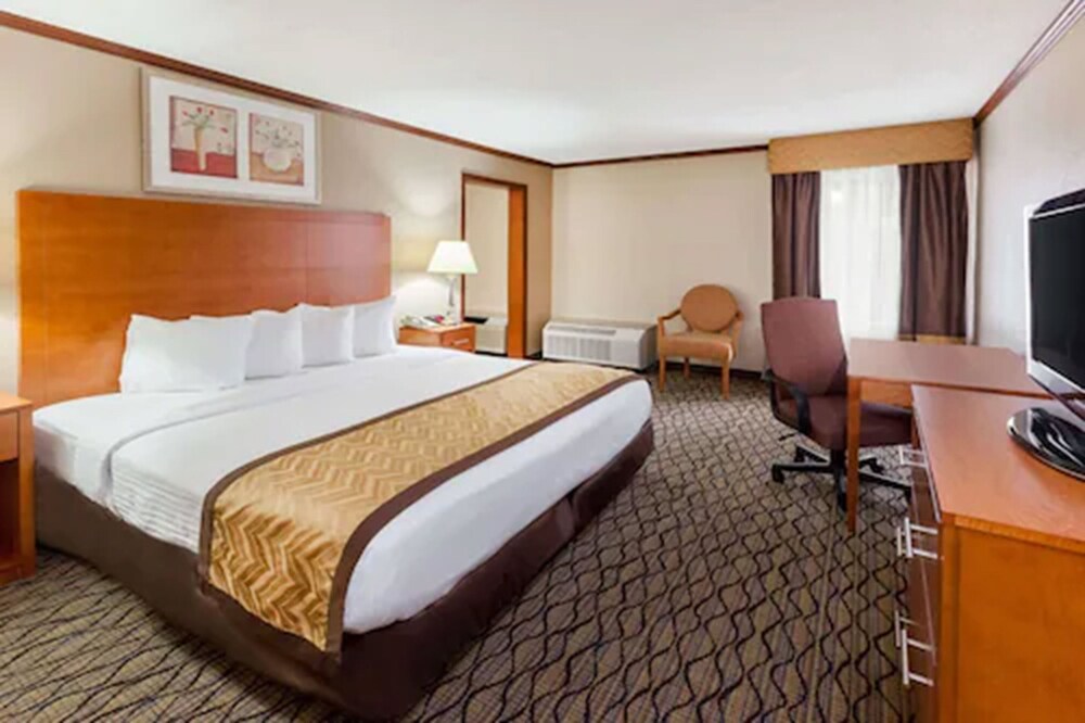 Room, Baymont by Wyndham Auburn Hills