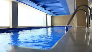 Piscine couverte, parasols de plage