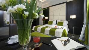 Minibar, una cassaforte in camera, una scrivania, ferro/asse da stiro