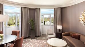 Luxe beddengoed, pillowtop-bedden, een minibar, een kluis op de kamer