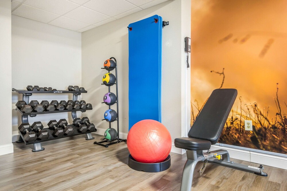 Fitness facility, Clarion Pointe Richmond North near University