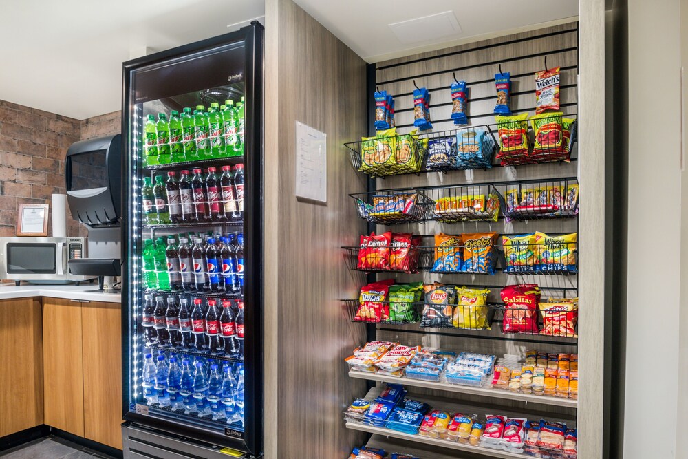 Vending machine, Clarion Pointe Richmond North near University