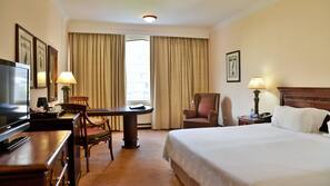 In-room safe, individually furnished, desk, laptop workspace