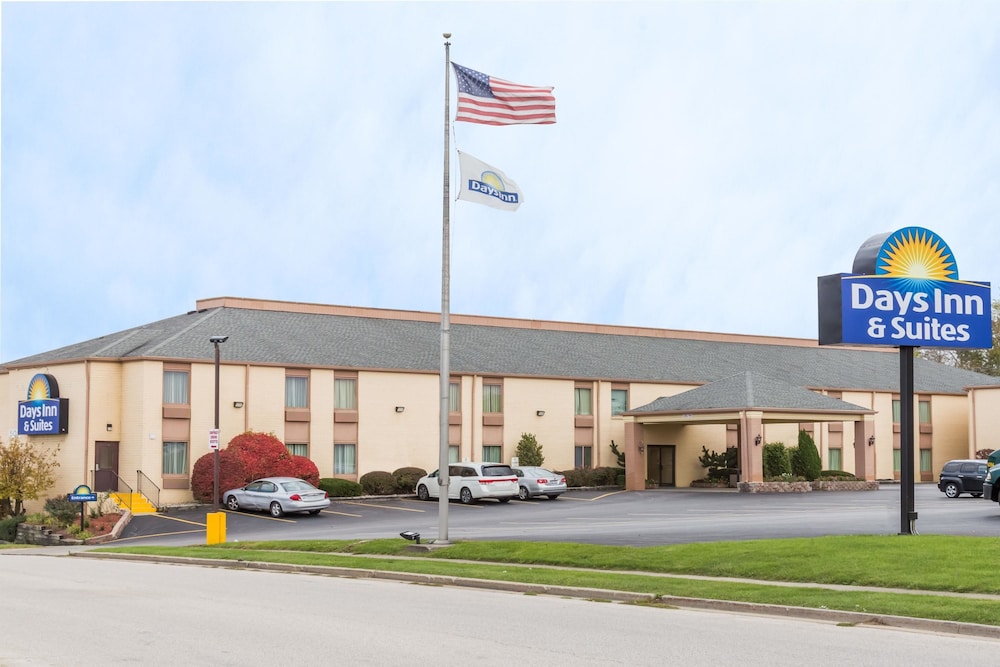 Days Inn Suites By Wyndham Bloomingtonnormal Il In - 