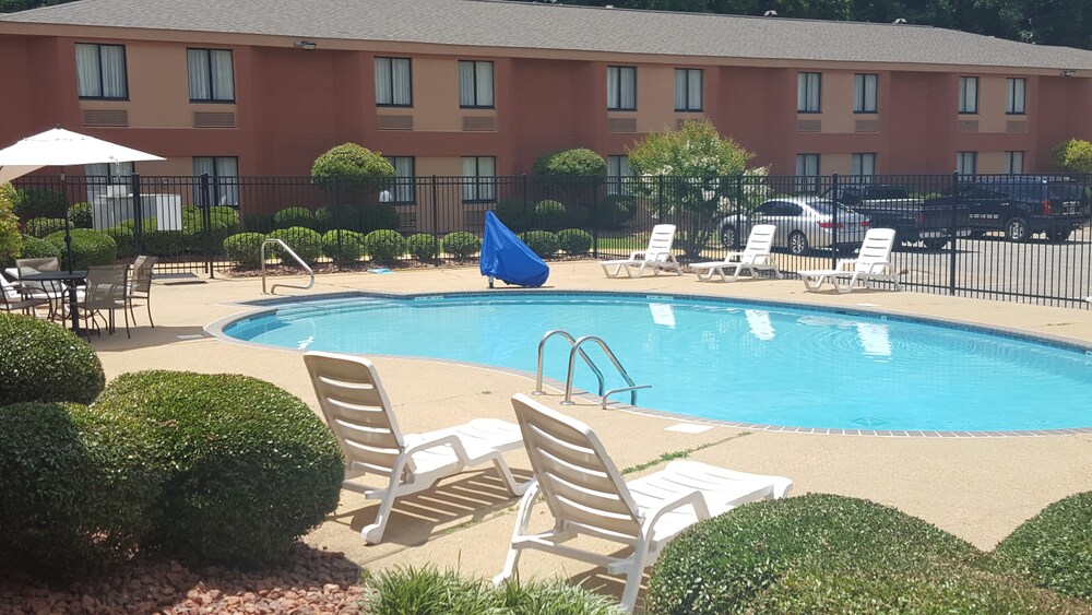 Outdoor pool, Rodeway Inn Tuscaloosa near University