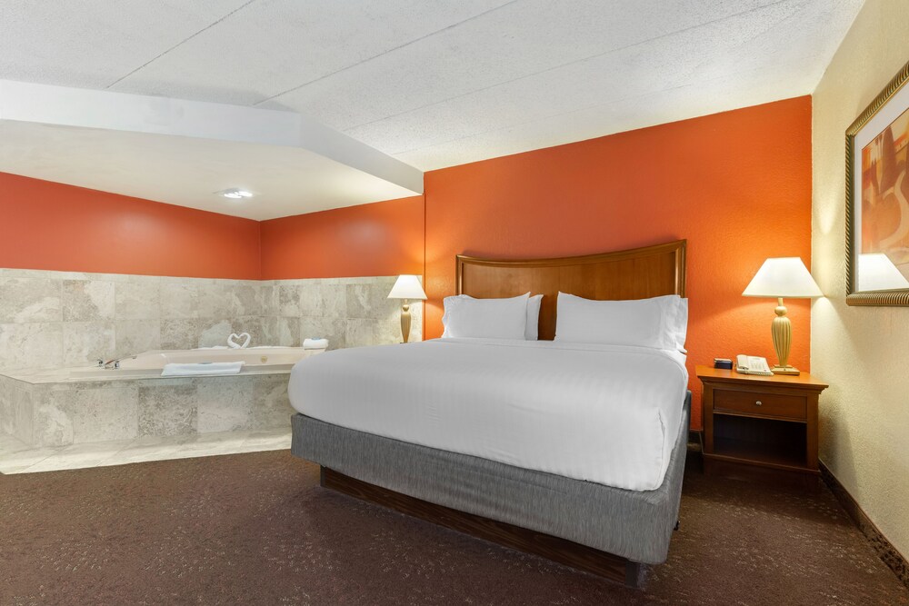 Holiday Inn Express Chicago-Downers Grove, an IHG Hotel