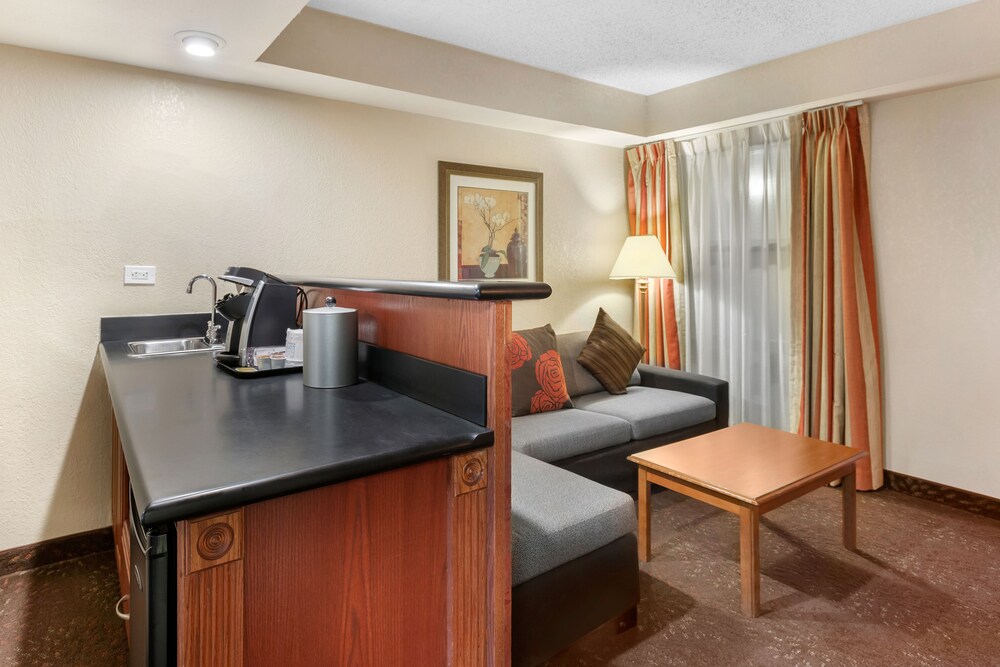 Holiday Inn Express Chicago-Downers Grove, an IHG Hotel