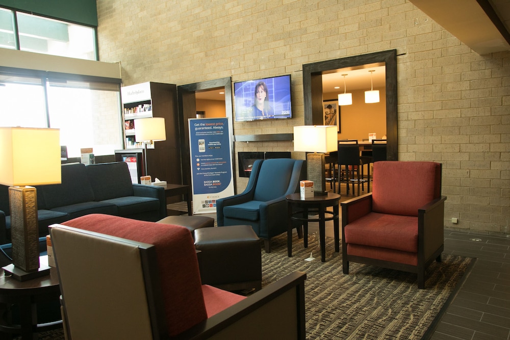 Lobby sitting area, Comfort Suites Oakbrook Terrace near Oakbrook Center