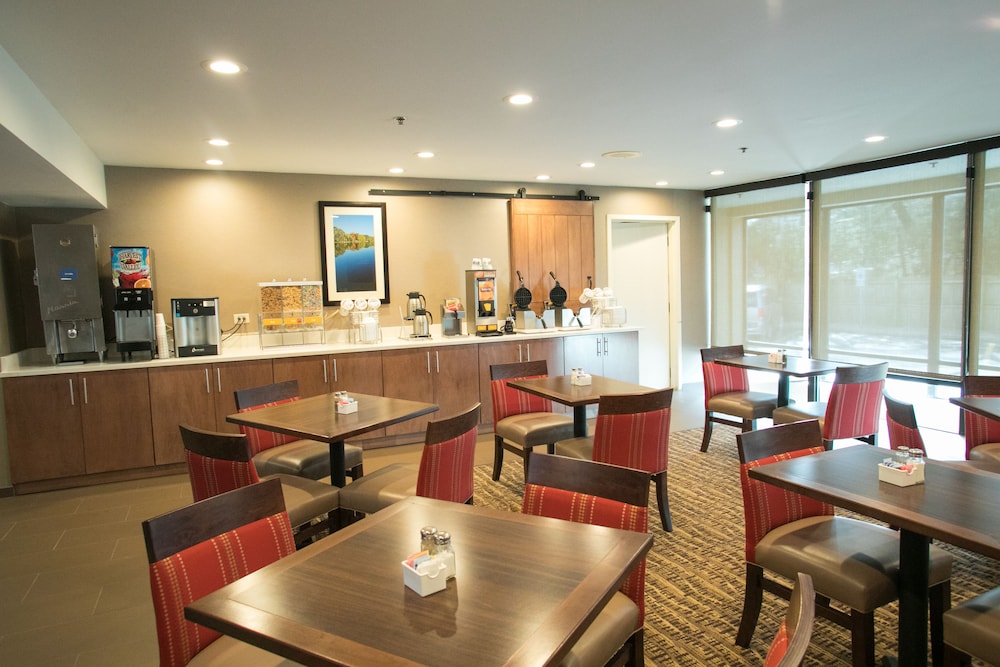 Breakfast area, Comfort Suites Oakbrook Terrace near Oakbrook Center