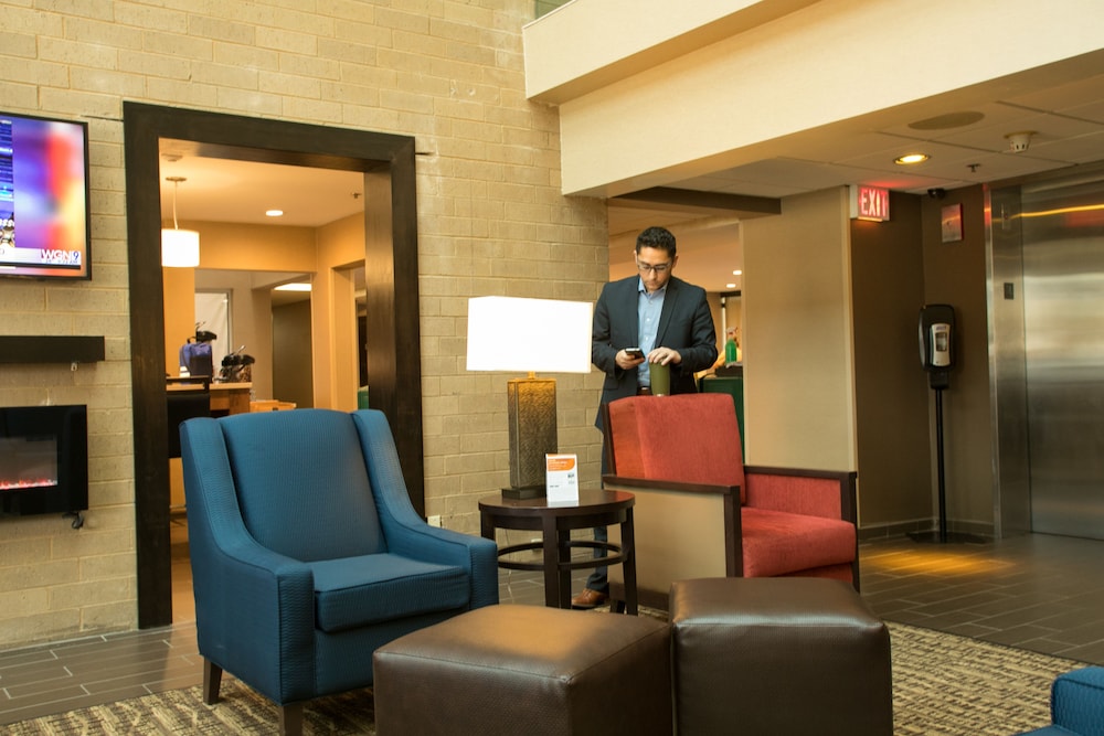 Lobby sitting area, Comfort Suites Oakbrook Terrace near Oakbrook Center