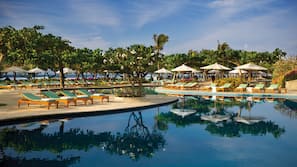 5 piscinas al aire libre (de 8:00 a 19:00), sombrillas