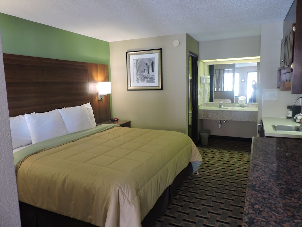 Room, Days Inn by Wyndham Conover-Hickory