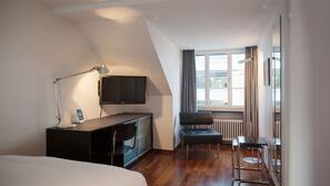 Allergikerbettwaren, Minibar, Zimmersafe, Schreibtisch
