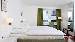 Allergikerbettwaren, Minibar, Zimmersafe, Schreibtisch