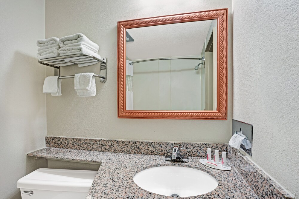 Travelodge by Wyndham Iowa City in Iowa City 76 Best Rates & Deals