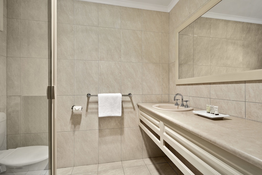 Bathroom, Quality Hotel Lakeside Bendigo