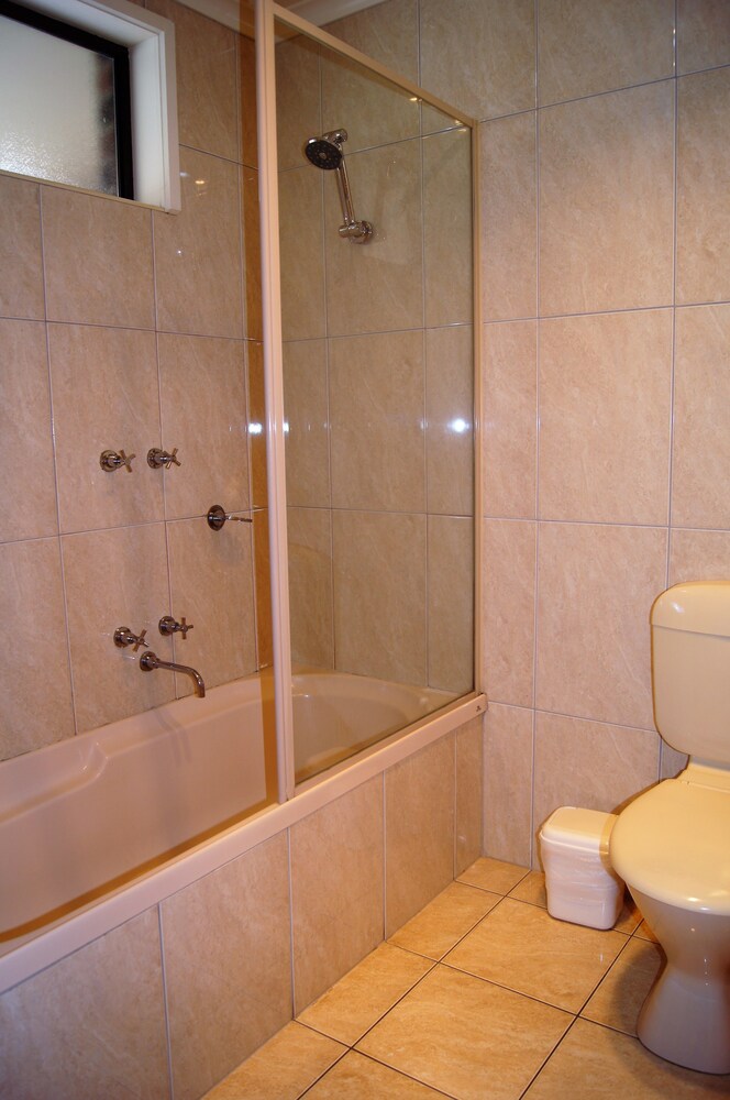 Bathroom, Quality Hotel Lakeside Bendigo