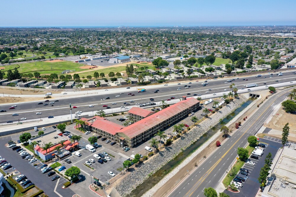 La Quinta Inn by Wyndham Costa Mesa / Newport Beach