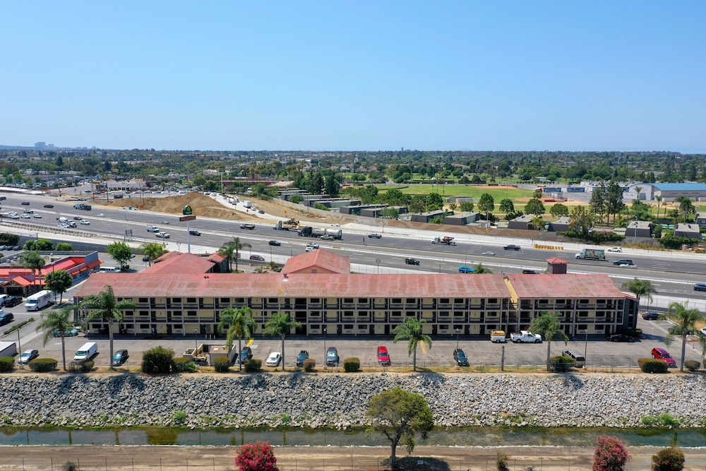 La Quinta Inn by Wyndham Costa Mesa / Newport Beach