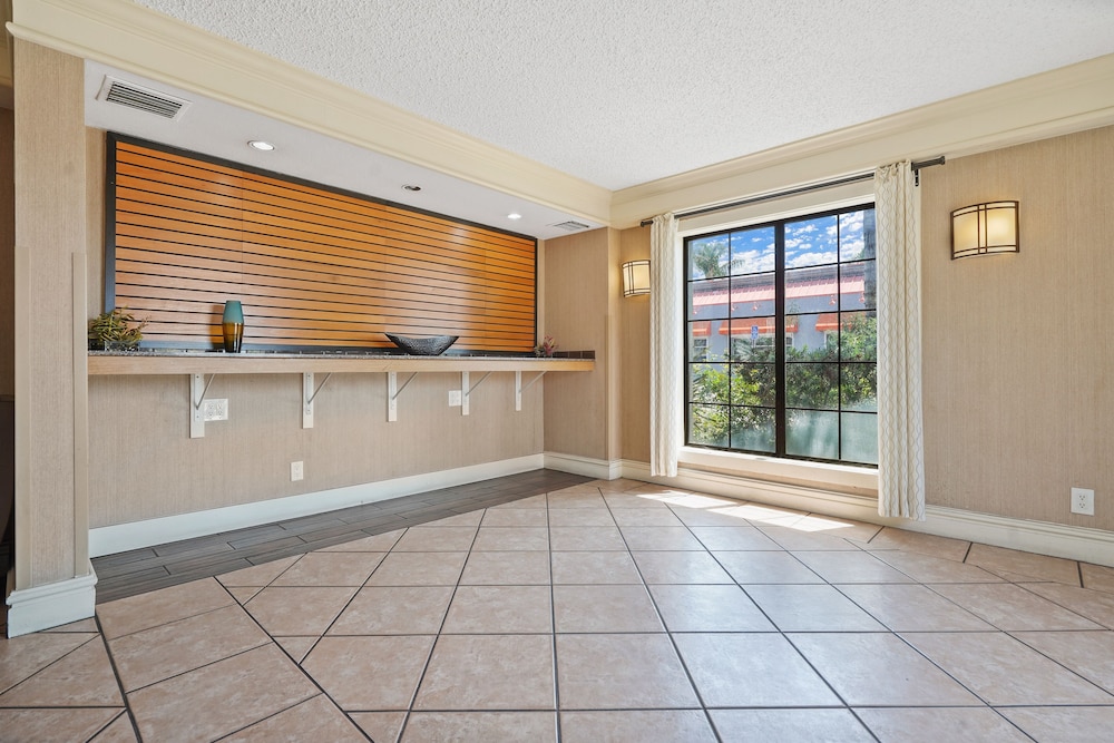 La Quinta Inn by Wyndham Costa Mesa / Newport Beach